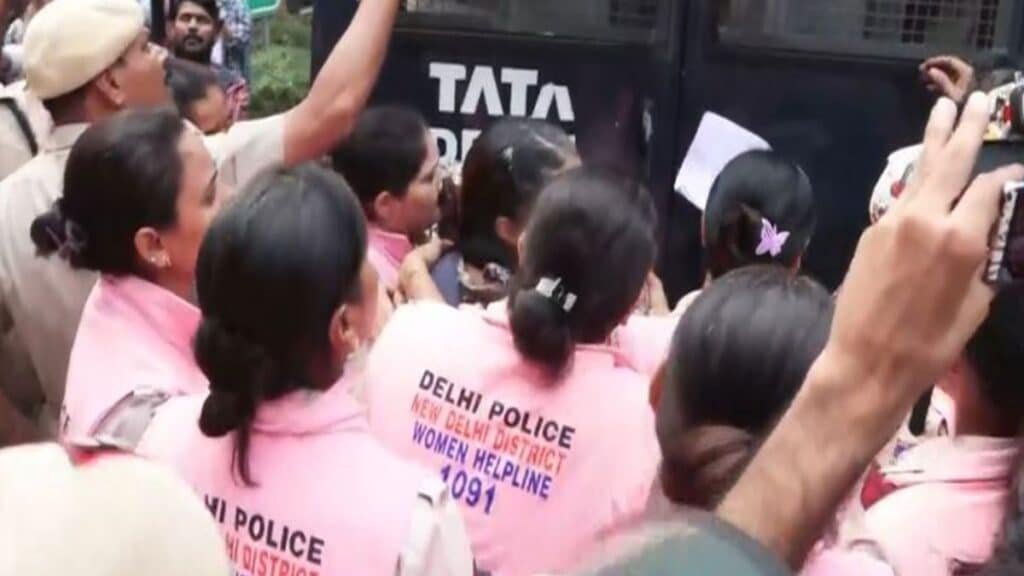 Delhi News: CJP प्रदर्शन से पहले पिंक फोर्स तैनात, RAF का फ्लैग मार्च, मेट्रो पर पाबंदी Pink Force