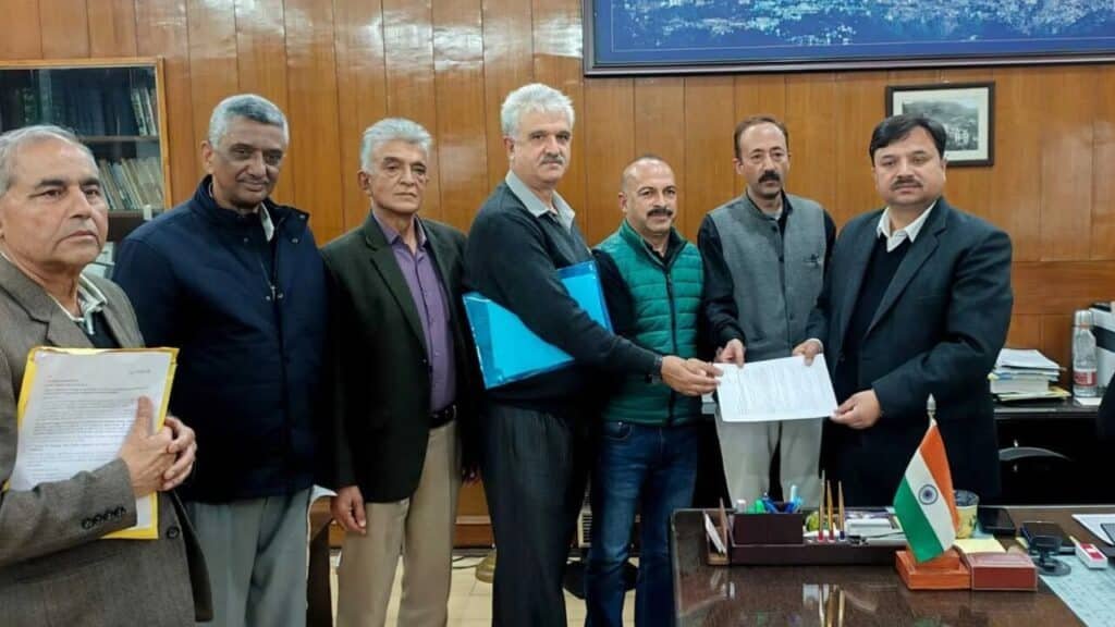 शिमला में टनल निर्माण पर लगा ब्रेक! घरों में दरारों के बाद हरकत में प्रशासन, 22 अक्टूबर को होगी जांच Shimla Tunnel Construction