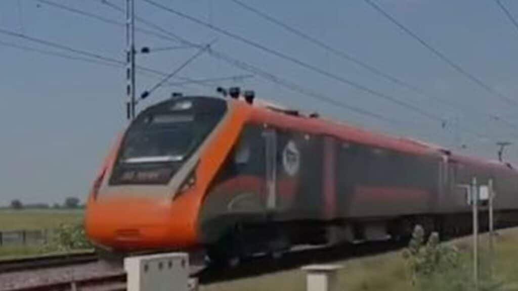 180 की रफ्तार से दौड़ी वंदे भारत ट्रेन, 8 अक्टूबर को हुआ हाई स्पीड ट्रायल, जानें कहां हुआ परीक्षण Vande Bharat Train