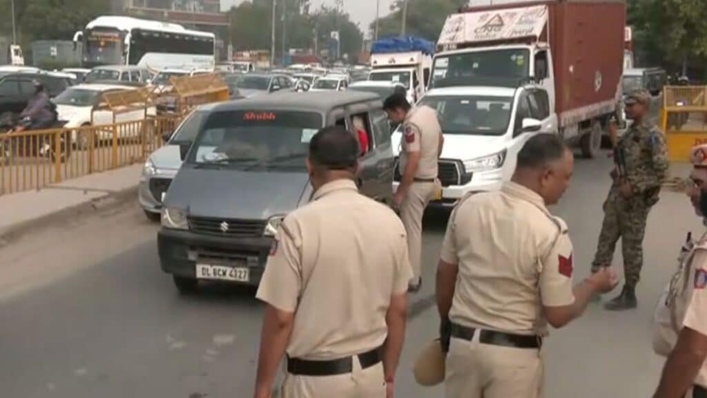 Delhi News: CJP प्रदर्शन से पहले दिल्ली-NCR में हाई अलर्ट, सिंघु बॉर्डर से गाजियाबाद तक चेकिंग तेज, लगा लंबा जाम singhu border